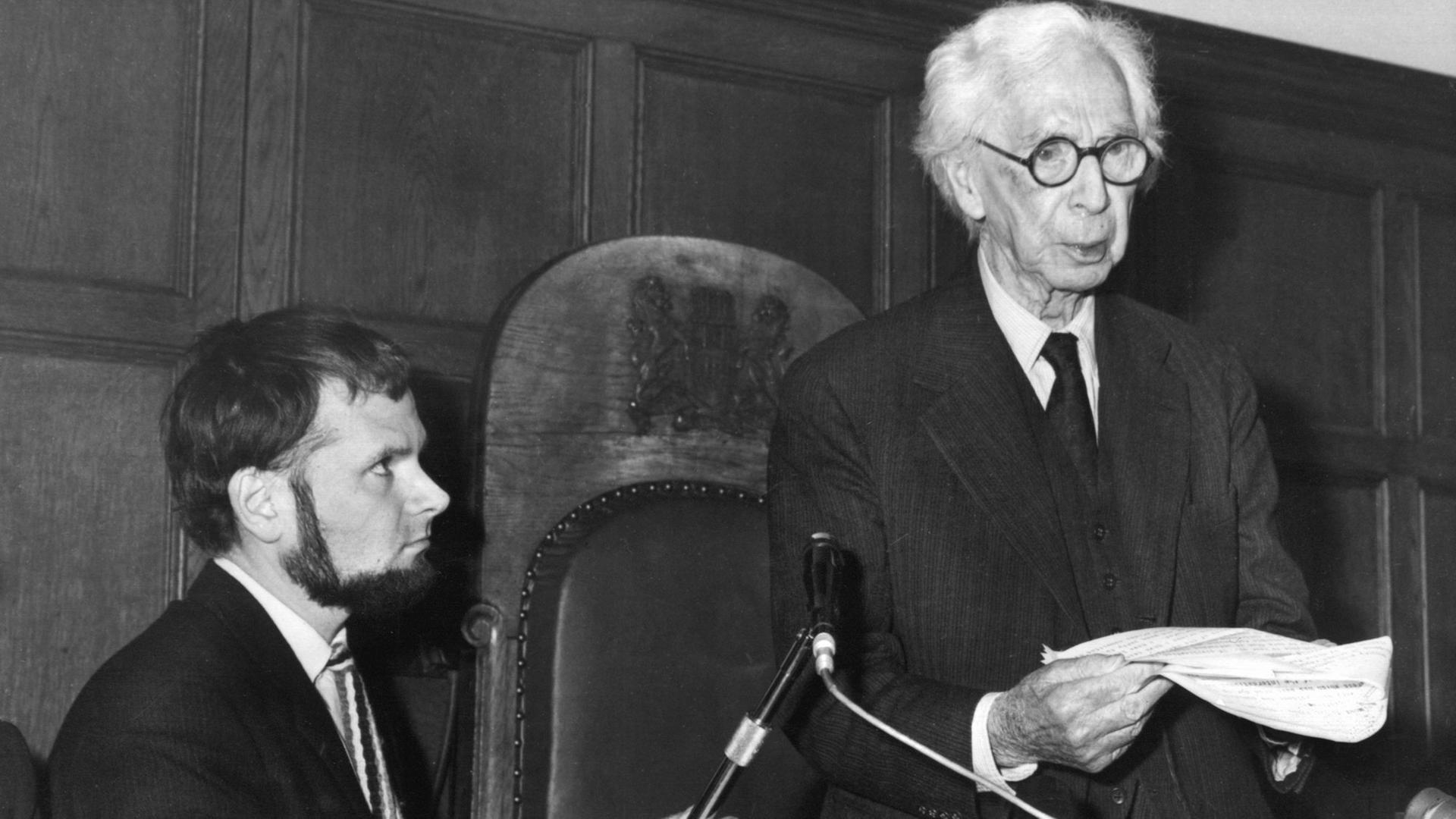 Der Friedensaktivist Betrand Russell 1966 auf einer Pressekonferenz in London - er war kurz darauf die treibende Kraft hinter dem gleichnamigen Tribunal Der Friedensaktivist Betrand Russell 1966 auf einer Pressekonferenz in London - er war kurz darauf die treibende Kraft hinter dem gleichnamigen Tribunal