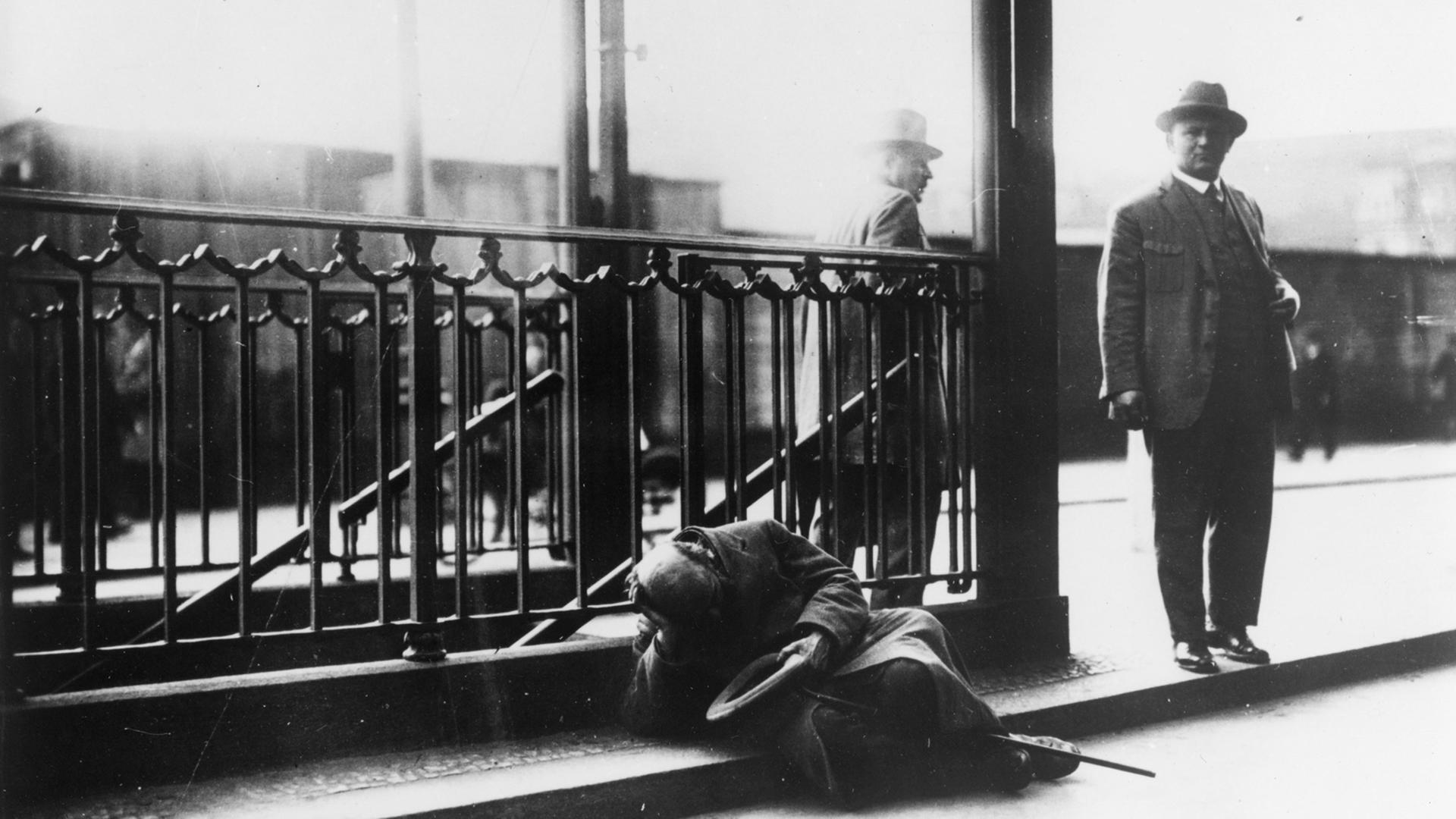 Ein Bettler an einem U-Bahneingang in Berlin, 1928 Ein Bettler an einem U-Bahneingang in Berlin, 1928