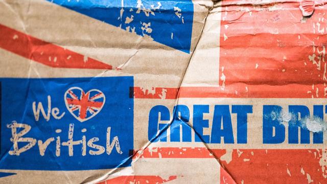 "We love British - Great British" steht auf einem Karton.