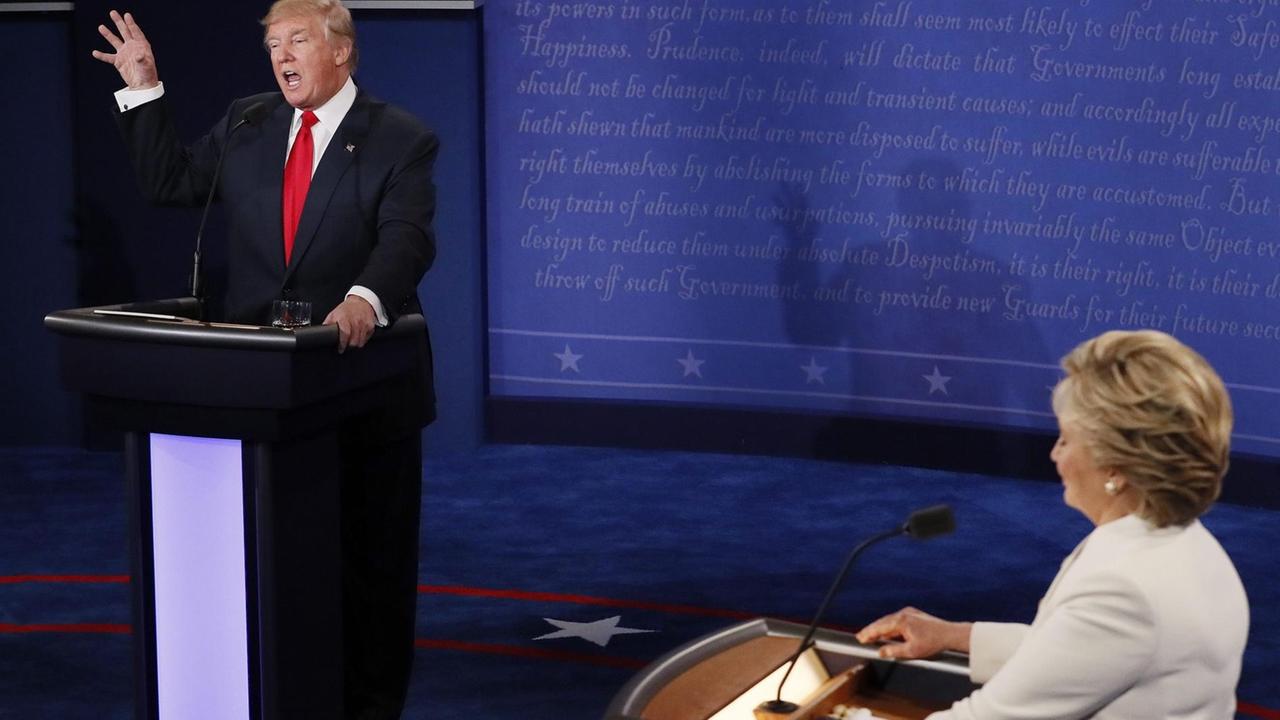 Hillary Clinton und Donald Trump bei der dritten TV-Debatte Hillary Clinton und Donald Trump bei der dritten TV-Debatte