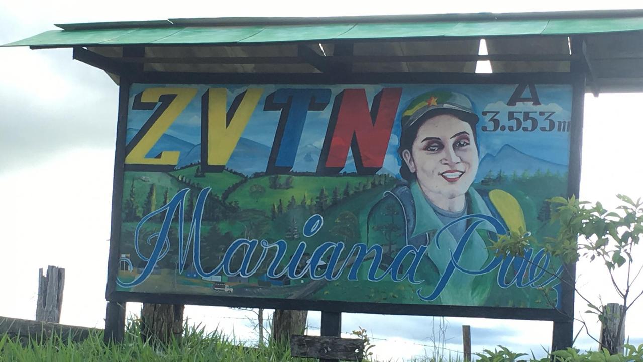 Selbstgemaltes Schild – Die FARC haben ihre Übergangs-Siedlungen nach ihren „Helden“ bzw. „Heldinnen“ benannt. Selbstgemaltes Schild – Die FARC haben ihre Übergangs-Siedlungen nach ihren „Helden“ bzw. „Heldinnen“ benannt.