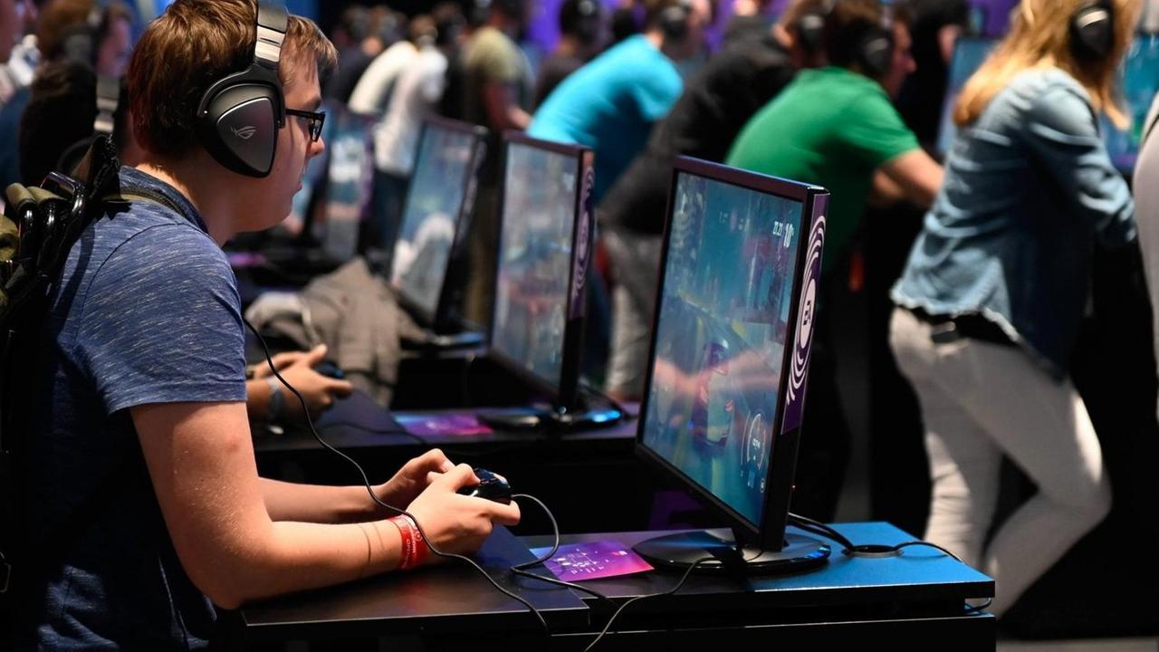 Messebesucher beim Spielen der Gaming Neuheiten bei der Gamescom 2019 in Köln | Messebesucher beim Spielen der Gaming Neuheiten bei der Gamescom 2019 in Köln |