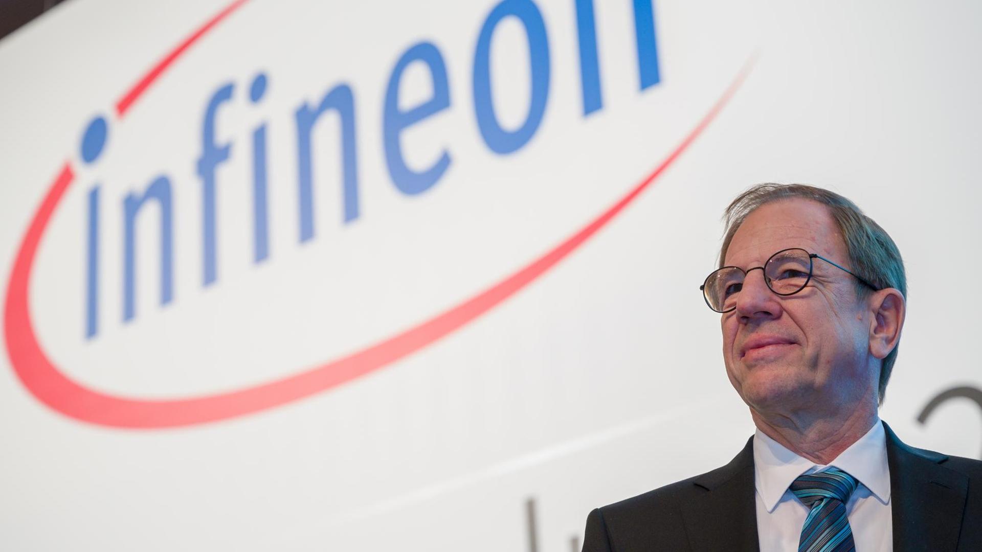 Reinhard Ploss, Infineon-Vorstandsvorsitzender, steht vor Beginn der Infineon Hauptversammlung auf der Bühne. Reinhard Ploss, Infineon-Vorstandsvorsitzender, steht vor Beginn der Infineon Hauptversammlung auf der Bühne.