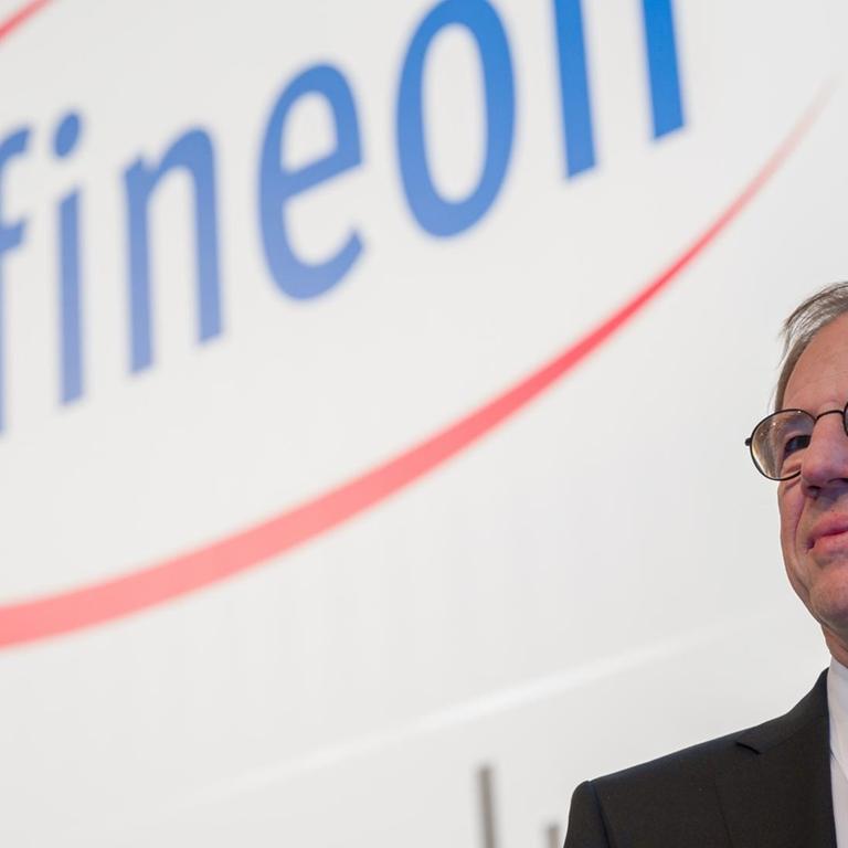 Reinhard Ploss, Infineon-Vorstandsvorsitzender, steht vor Beginn der Infineon Hauptversammlung auf der Bühne.