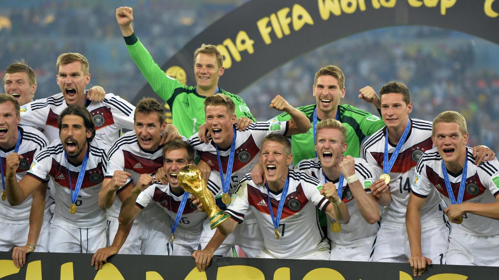 Die deutsche Fußballnationalmannschaft jubelt nach dem Gewinn der Weltmeisterschaft 2014. Die deutsche Fußballnationalmannschaft jubelt nach dem Gewinn der Weltmeisterschaft 2014.
