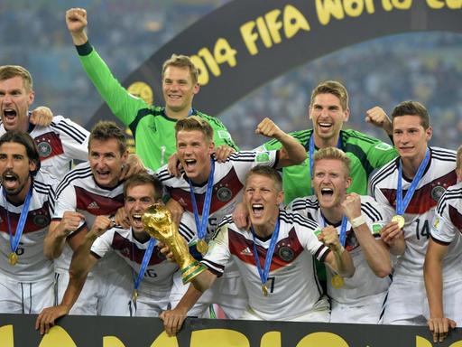 Die deutsche Fußballnationalmannschaft jubelt nach dem Gewinn der Weltmeisterschaft 2014.