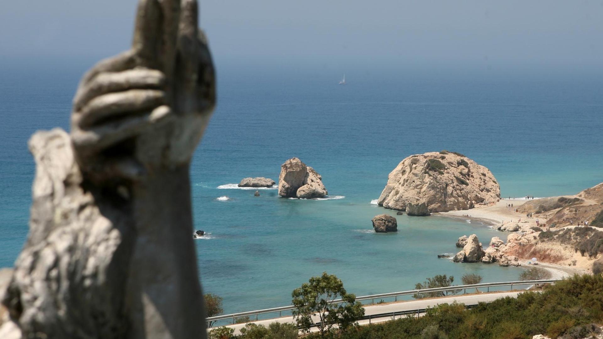 Im Vordergrund der Felsen der Göttin Aphrodite. Im Hintergrund das Mittelmeer vor der Paphos auf Zypern. Im Vordergrund der Felsen der Göttin Aphrodite. Im Hintergrund das Mittelmeer vor der Paphos auf Zypern.