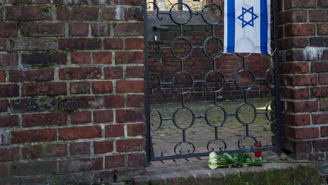 Eine israelische Fahne hängt am 10.04.2015 in Berlin an einem Tor der Ruine der Franziskaner-Klosterkirche in Mitte. Dort wurde am Ostersonntag von Passanten ein Mann gefunden. Die Obduktion ergab, dass der Israeli ermordet worden ist.
