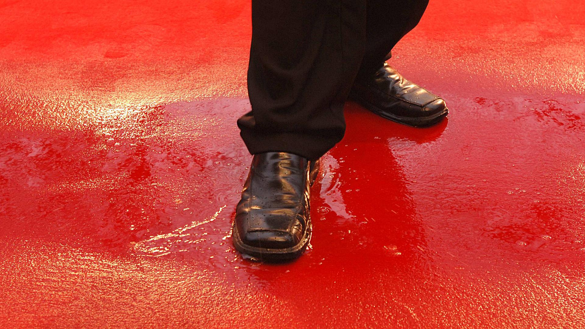 Rote Teppiche und Regen vertragen sich nicht besonders gut. Rote Teppiche und Regen vertragen sich nicht besonders gut.