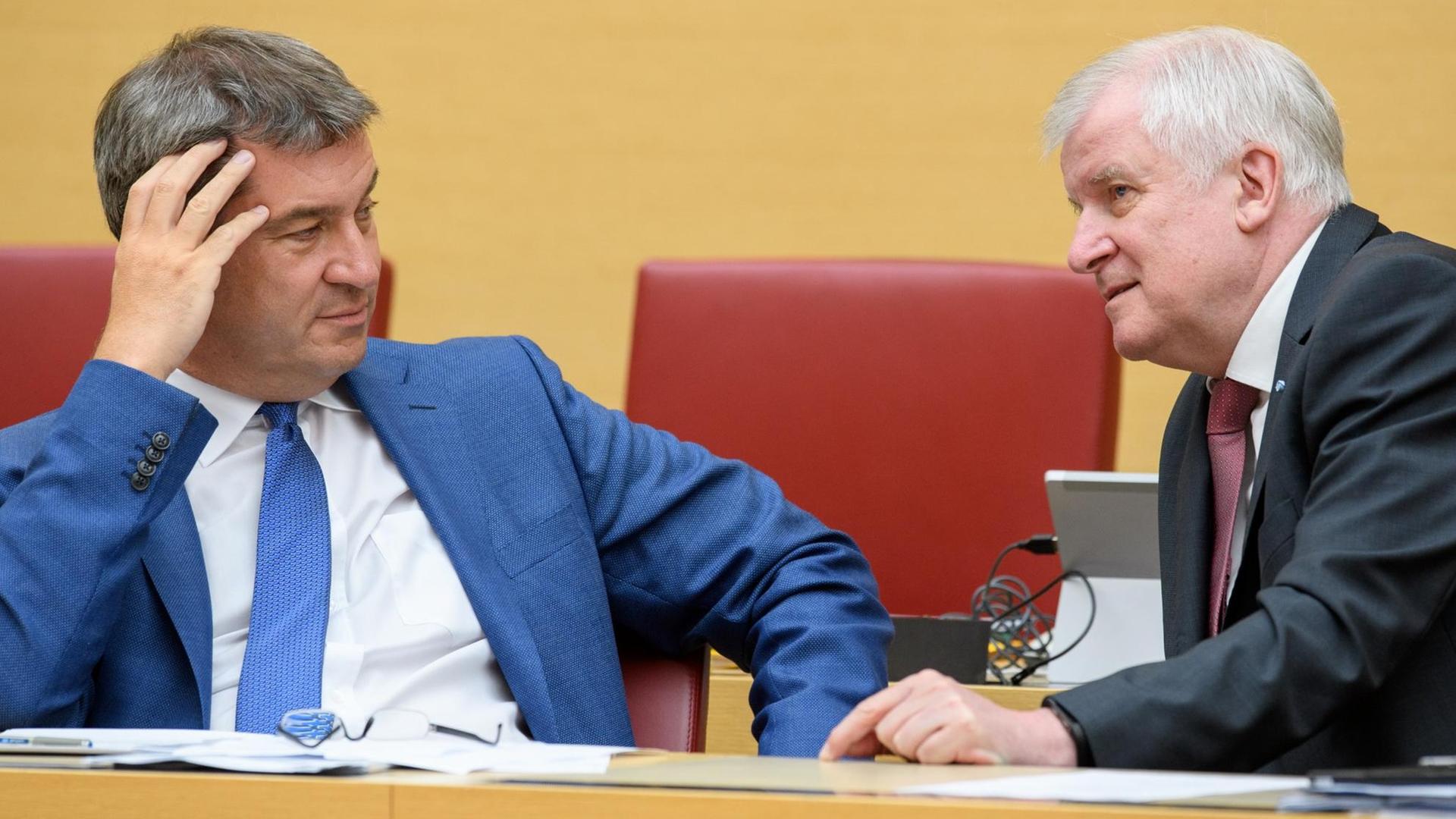 Bayerns Finanzminister Markus Söder (l) und der bayerische Ministerpräsident Horst Seehofer (beide CSU) unterhalten sich am 21.06.2017 in München (Bayern) während einer Plenarsitzung im Bayerischen Landtag. Im Plenum soll an diesem Sitzungstag unter anderem eine Änderung des Bayerischen Feuerwehrgesetzes beschlossen werden. Foto: Matthias Balk/dpa | Verwendung weltweit Bayerns Finanzminister Markus Söder (l) und der bayerische Ministerpräsident Horst Seehofer (beide CSU) unterhalten sich am 21.06.2017 in München (Bayern) während einer Plenarsitzung im Bayerischen Landtag. Im Plenum soll an diesem Sitzungstag unter anderem eine Änderung des Bayerischen Feuerwehrgesetzes beschlossen werden. Foto: Matthias Balk/dpa | Verwendung weltweit