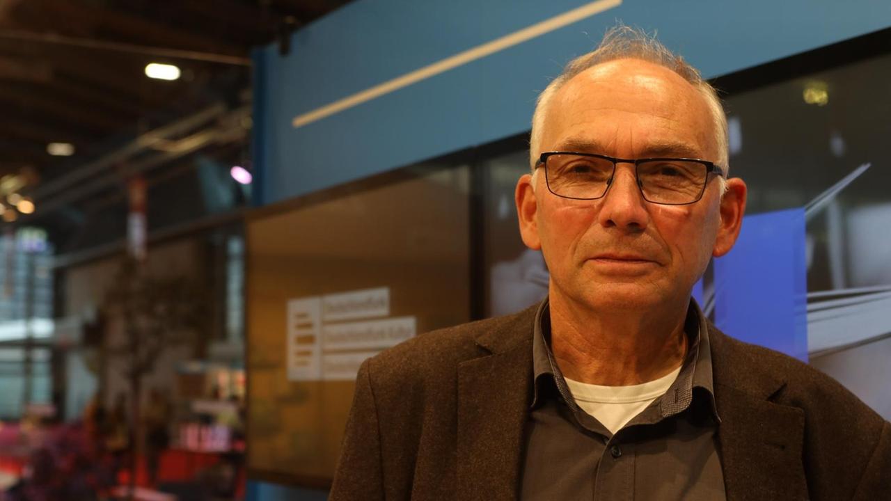 Portrait von Dietrich Schulze-Marmeling bei der Buchmesse Frankfurt Portrait von Dietrich Schulze-Marmeling bei der Buchmesse Frankfurt
