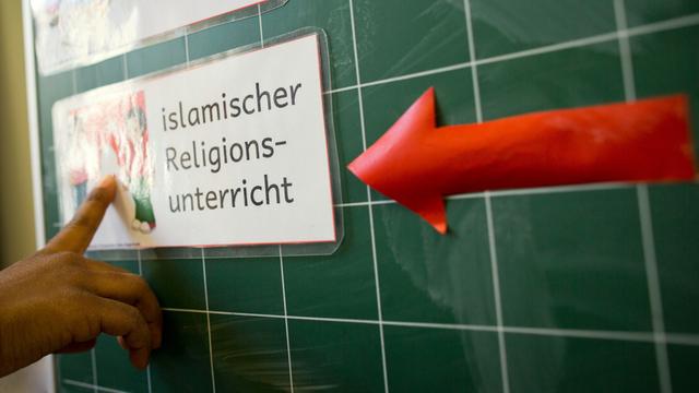 Auf einer Tafel wird in der Karmeliterschule in Frankfurt am Main Schülern der durch einen roten Pfeil angezeigt, dass in der nächsten Stunde bekenntnisorientierter islamischer Religionsunterricht gehalten wird.