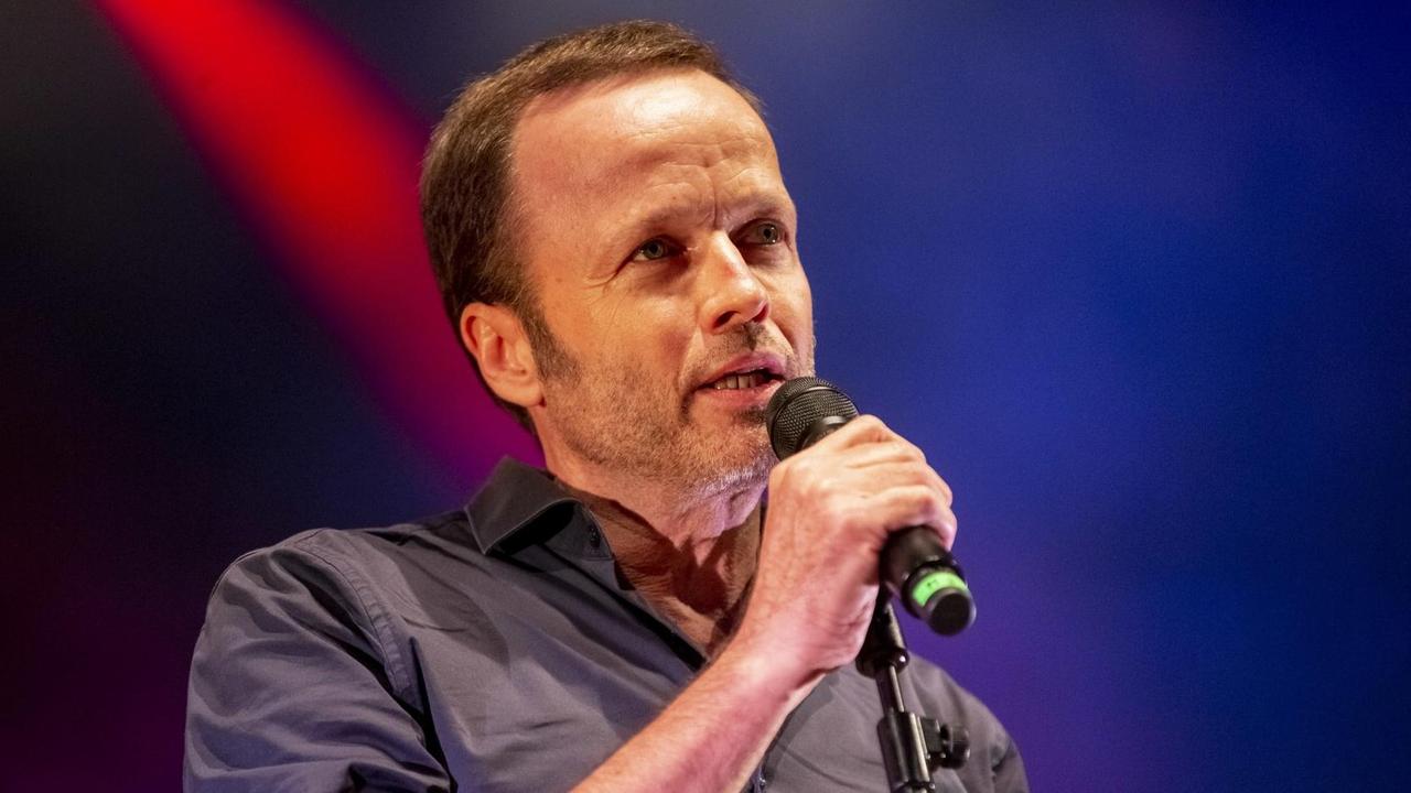 Der Journalist Georg Restle spricht in ein Mikrofon. Der Journalist Georg Restle spricht in ein Mikrofon.