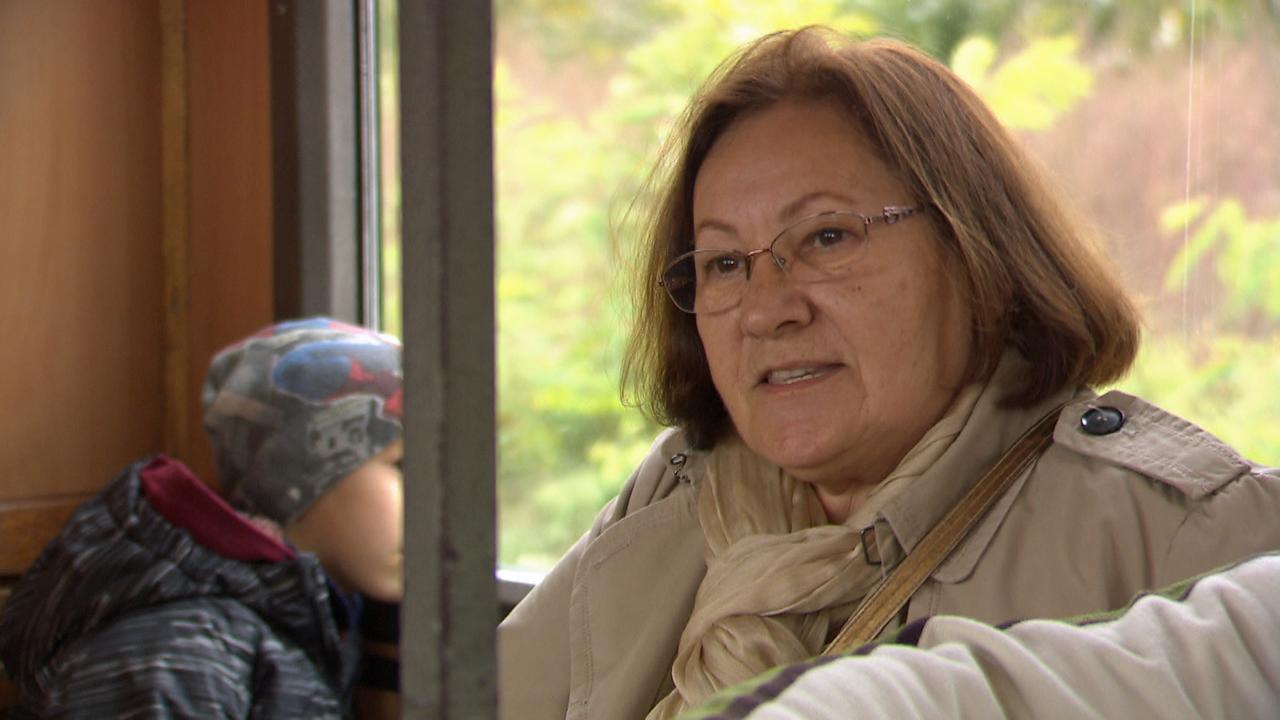 Eine ungarische Großmutter fährt mit ihrem Enkel im Zug