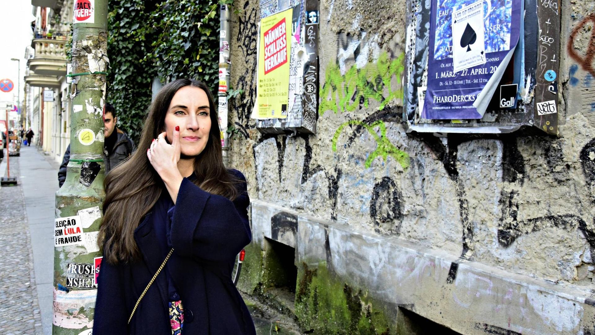 Mirna Funk steht auf einer Straße in Berlin. Mirna Funk steht auf einer Straße in Berlin.