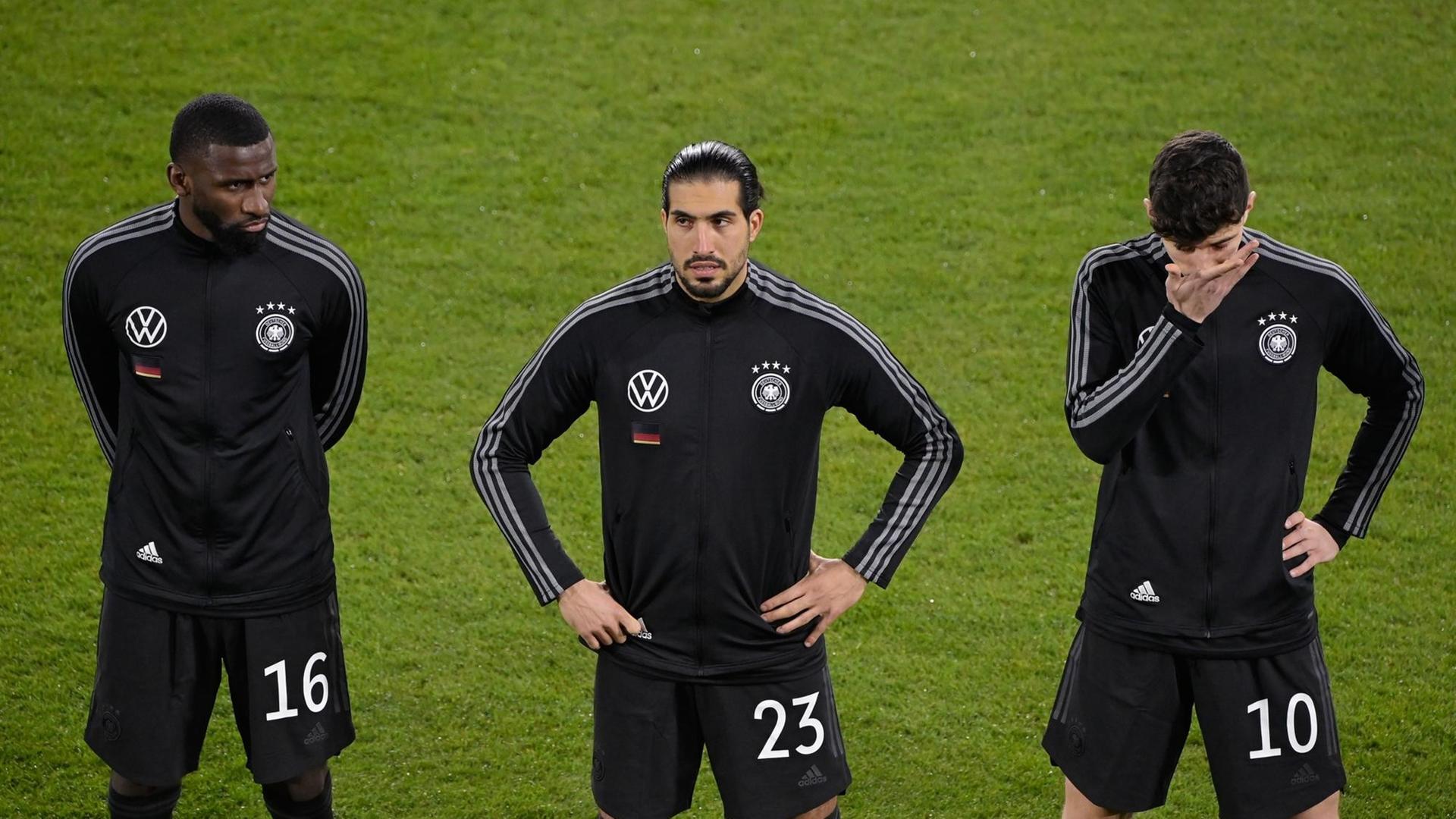 Die deutschen Fußball-Nationalspieler Antonio Rüdiger (l-r), Emre Can und Kai Havertz stehen vor dem WM-Qualifikationspiel gegen Island zusammen. Die deutschen Fußball-Nationalspieler Antonio Rüdiger (l-r), Emre Can und Kai Havertz stehen vor dem WM-Qualifikationspiel gegen Island zusammen.