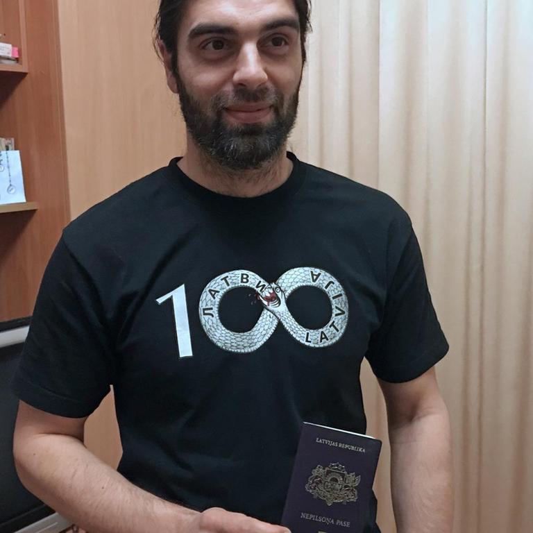 Surab Pirtskhalaishvili zeigt seinen Nichtbürger-Pass