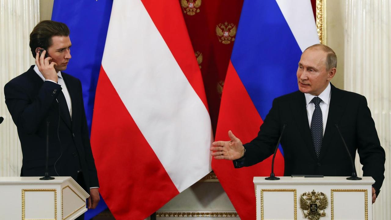 28.02.2018, Russland, Moskau: Wladimir Putin (r), Präsident von Russland, spricht mit Sebastian Kurz, Bundeskanzler von Österreich, bei einer gemeinsamen Pressekonferenz. 28.02.2018, Russland, Moskau: Wladimir Putin (r), Präsident von Russland, spricht mit Sebastian Kurz, Bundeskanzler von Österreich, bei einer gemeinsamen Pressekonferenz.