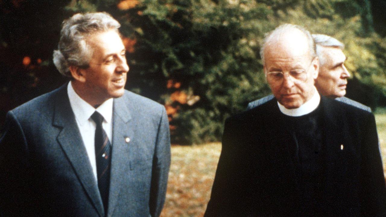 Der designierte SED-Generalsekretär Egon Krenz (l) während einer Unterredung mit Bischof Werner Leich am 19. Oktober 1989. Der designierte SED-Generalsekretär Egon Krenz (l) während einer Unterredung mit Bischof Werner Leich am 19. Oktober 1989.