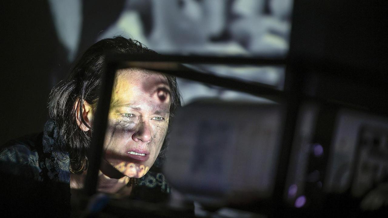 Auf die Stirn der Schauspielerin Nadja Stübiger wird ein Auge projiziert. Auf die Stirn der Schauspielerin Nadja Stübiger wird ein Auge projiziert.