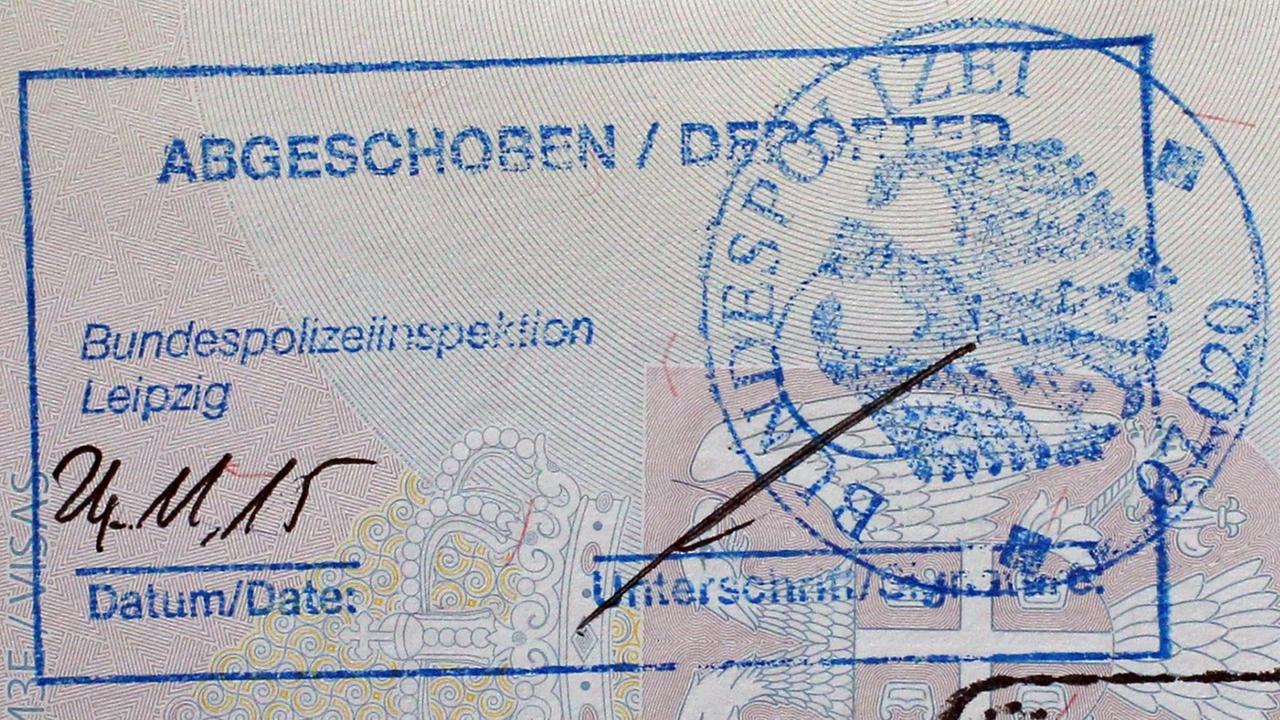 Der serbische Pass eines abgelehnten Asylbewerbers mit dem Stempel 'Abgeschoben", aufgenommen am 24.11.2015 auf dem Flughafen Leipzig-Halle in Schkeuditz (Sachsen). Der serbische Pass eines abgelehnten Asylbewerbers mit dem Stempel 'Abgeschoben", aufgenommen am 24.11.2015 auf dem Flughafen Leipzig-Halle in Schkeuditz (Sachsen).