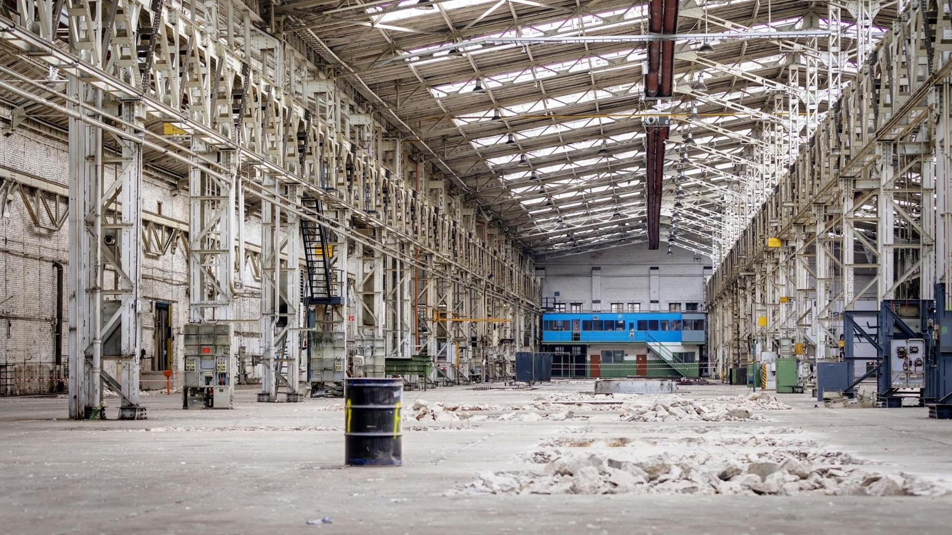 Eine ehemalige Industriehalle in Kalk, Köln, in der noch Reste der alten Produktion zu erkennen sind. Eine ehemalige Industriehalle in Kalk, Köln, in der noch Reste der alten Produktion zu erkennen sind.