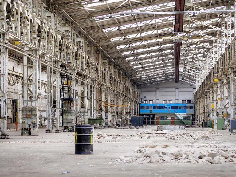 Eine ehemalige Industriehalle in Kalk, Köln, in der noch Reste der alten Produktion zu erkennen sind.