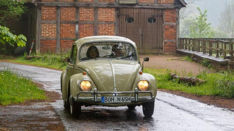 Ein VW-Käfer mit historischem "H"-Kennzeichen bei einer Ausfahrt. Ein VW-Käfer mit historischem "H"-Kennzeichen bei einer Ausfahrt.
