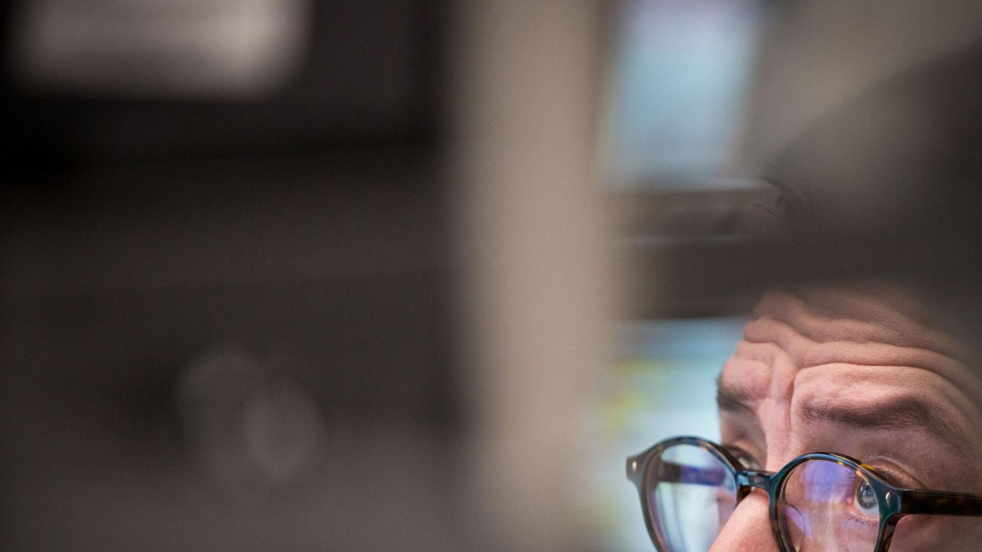 Ein Händler schaut in Frankfurt am Main im Handelssaal der Börse besorgt auf seine Monitore. Ein Händler schaut in Frankfurt am Main im Handelssaal der Börse besorgt auf seine Monitore.