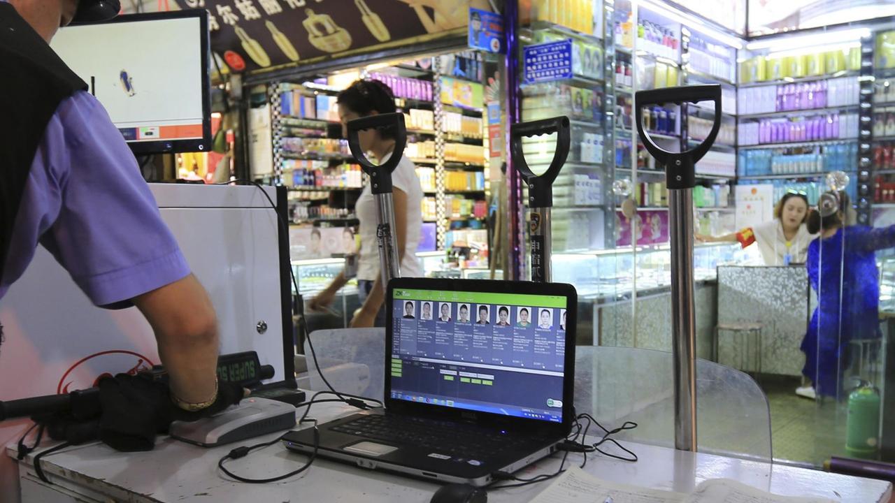 Ein Computermonitor zeigt verschiedene Gesichter an einem Kontrollpunkt in Xinjiang im Nordwesten Chinas, wo viele Uiguren leben Ein Computermonitor zeigt verschiedene Gesichter an einem Kontrollpunkt in Xinjiang im Nordwesten Chinas, wo viele Uiguren leben