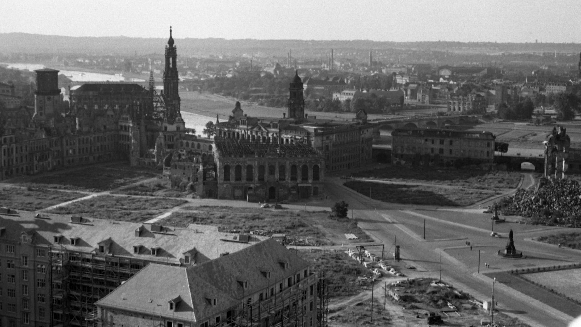 Das Schwarz-weiß-Foto vom 30.07.1956 zeigt einen Blick über die zerstörte Altstadt zur Semperoper vom Rathausturm aus. Das Schwarz-weiß-Foto vom 30.07.1956 zeigt einen Blick über die zerstörte Altstadt zur Semperoper vom Rathausturm aus.