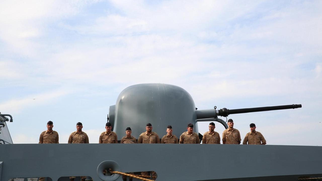 An Deck einer grauen Bundeswehrkorvette stehen Soldaten in einer Reihe. An Deck einer grauen Bundeswehrkorvette stehen Soldaten in einer Reihe.