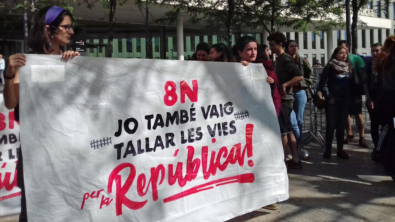 Protest des "Komitees zur Verteidigung der Republik" vor dem Justizgebäude Protest des "Komitees zur Verteidigung der Republik" vor dem Justizgebäude