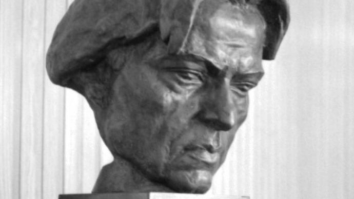 Eine Bronzebüste zeigt den Kopf des Komponisten mit längerem Haar und geneigtem Blick.