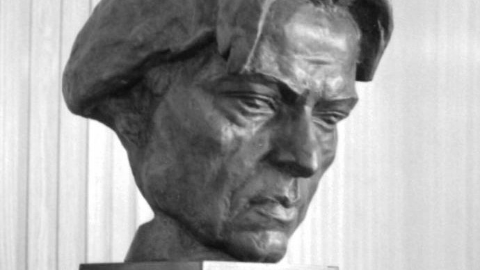 Eine Bronzebüste zeigt den Kopf des Komponisten mit längerem Haar und geneigtem Blick. Eine Bronzebüste zeigt den Kopf des Komponisten mit längerem Haar und geneigtem Blick.