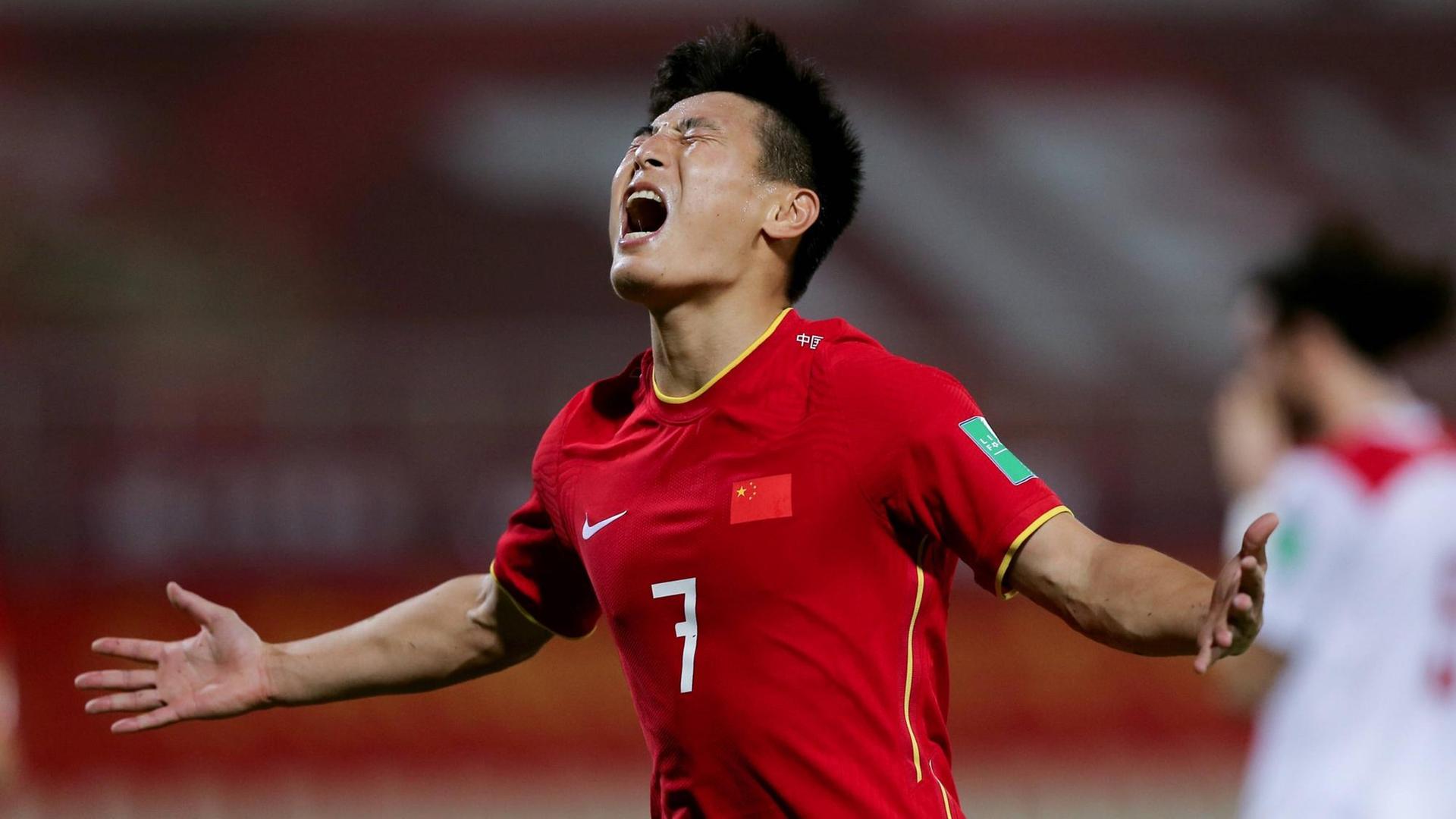 Der chinesische Fußballspieler Wu Lei jubelt nach einem Tor Der chinesische Fußballspieler Wu Lei jubelt nach einem Tor