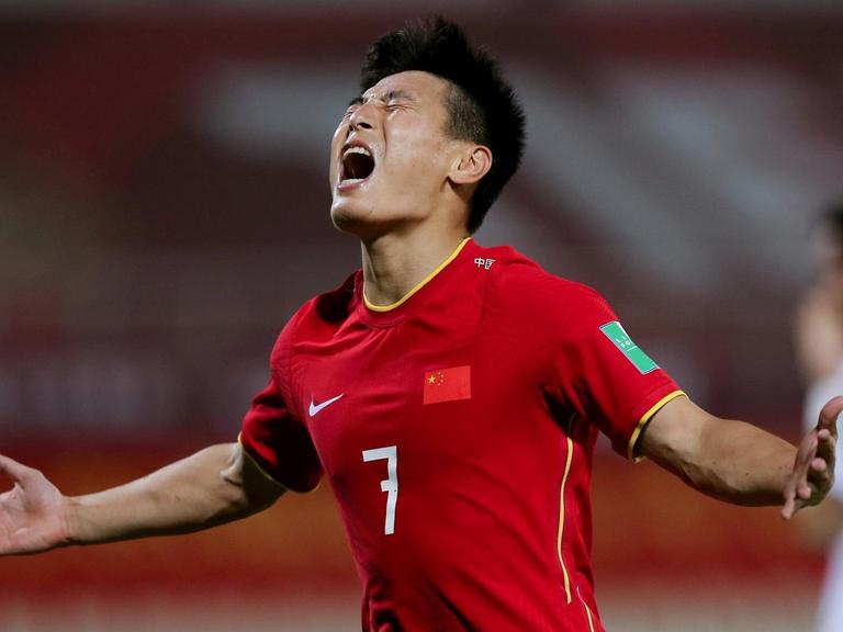Der chinesische Fußballspieler Wu Lei jubelt nach einem Tor