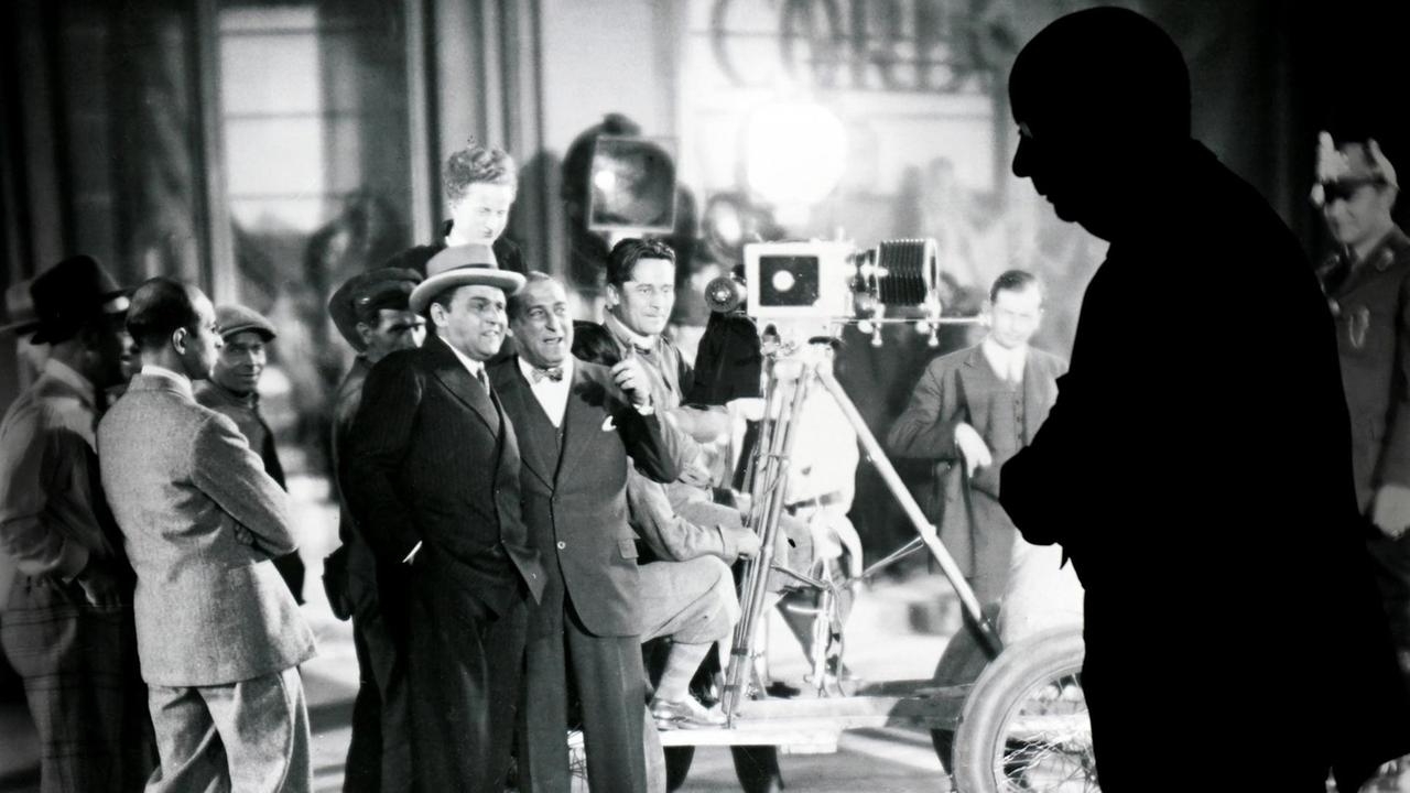 Ein Besucher geht in Berlin im Museum für Film und Fernsehen an einem Großfoto vorbei, das Dreharbeiten aus dem Jahr 1929 aus dem Film "Asphalt" zeigt. Ein Besucher geht in Berlin im Museum für Film und Fernsehen an einem Großfoto vorbei, das Dreharbeiten aus dem Jahr 1929 aus dem Film "Asphalt" zeigt.