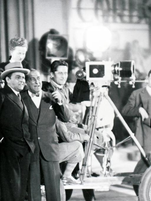 Ein Besucher geht in Berlin im Museum für Film und Fernsehen an einem Großfoto vorbei, das Dreharbeiten aus dem Jahr 1929 aus dem Film "Asphalt" zeigt.
