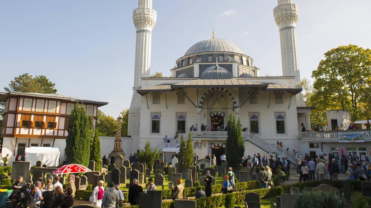 Der Tag der offenen Moschee am 3. 10. 2014 in Berlin in der Sehitlik-Moschee am Columbiadamm. Der Tag der offenen Moschee am 3. 10. 2014 in Berlin in der Sehitlik-Moschee am Columbiadamm.