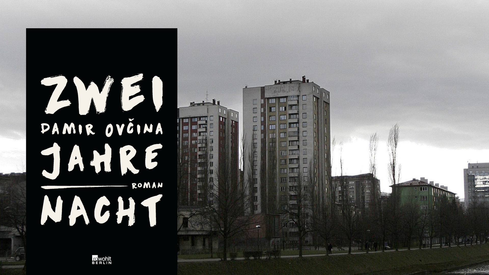 Im Vordergrund ist das Cover des Buches "Zwei Jahre Nacht" zu sehen, im Hintergrund sind Hochhäuser des Stadtteils Grbavica in Sarajevo abgebildet. Im Vordergrund ist das Cover des Buches "Zwei Jahre Nacht" zu sehen, im Hintergrund sind Hochhäuser des Stadtteils Grbavica in Sarajevo abgebildet.