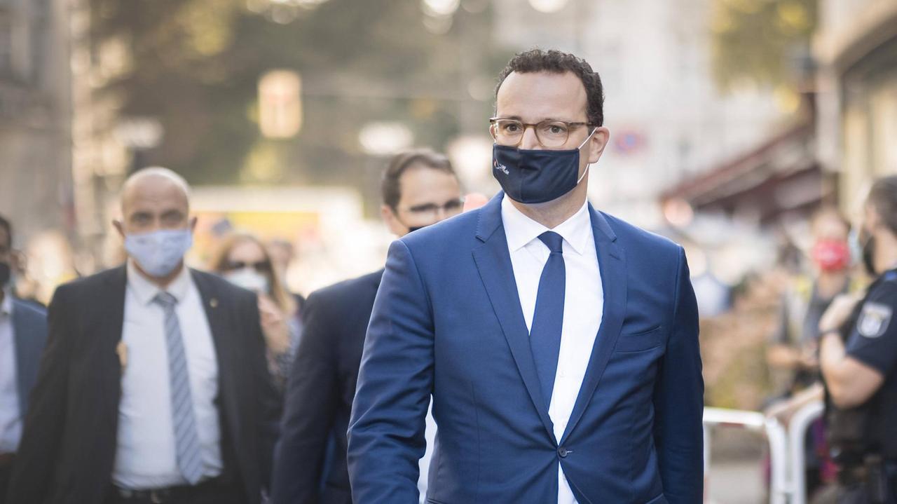 Bundesgesundheitsminister Jens Spahn, CDU, auf dem Weg zum Podium bei einer Demonstration in Berlin. Bundesgesundheitsminister Jens Spahn, CDU, auf dem Weg zum Podium bei einer Demonstration in Berlin.