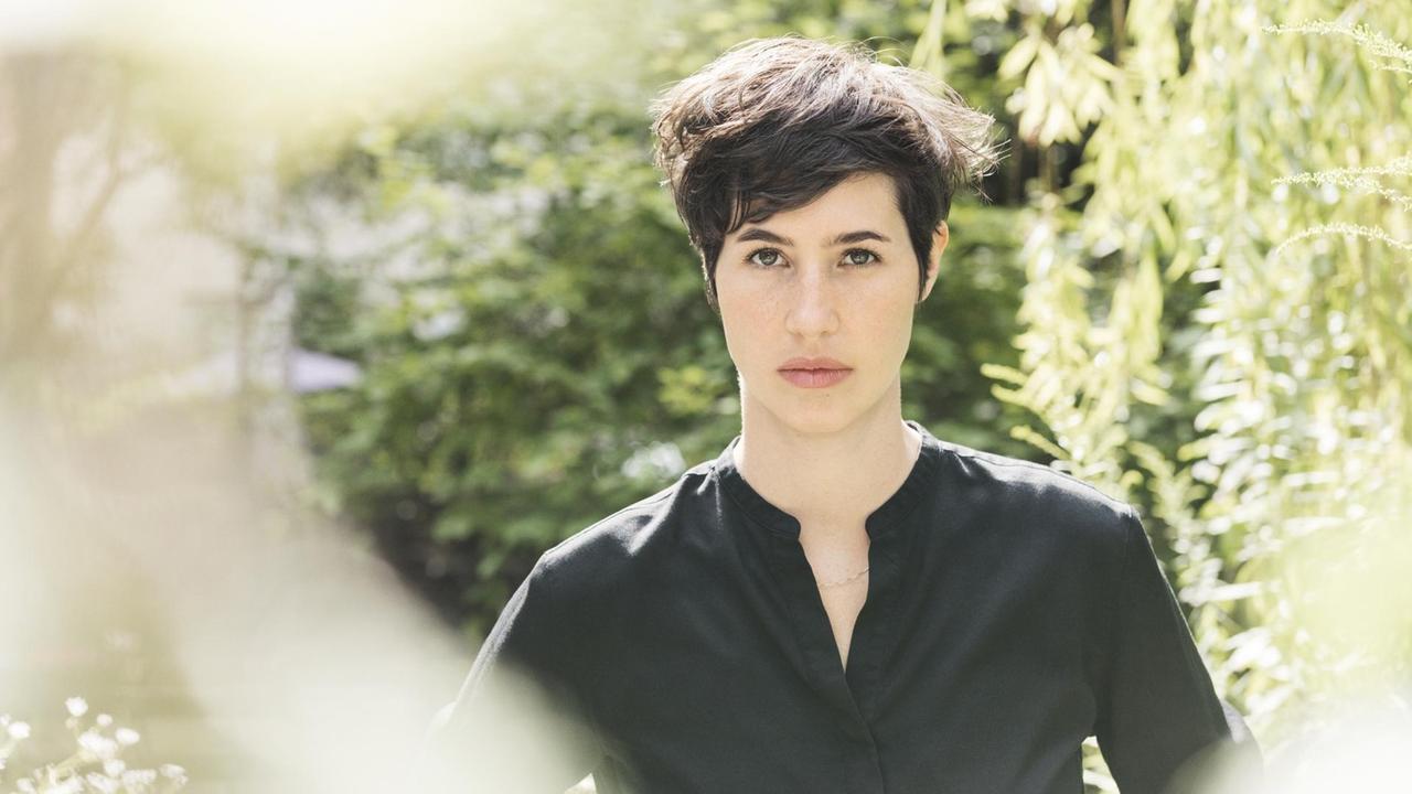 Porträt von Simone Miller. Porträt von Simone Miller.