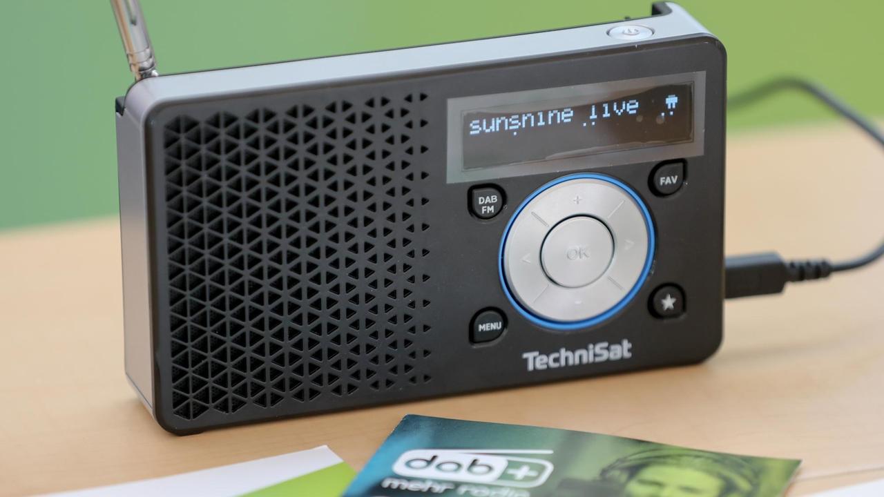 Ein digitales Radio für den Empfang von DAB+ steht auf den Medientagen Mitteldeutschland