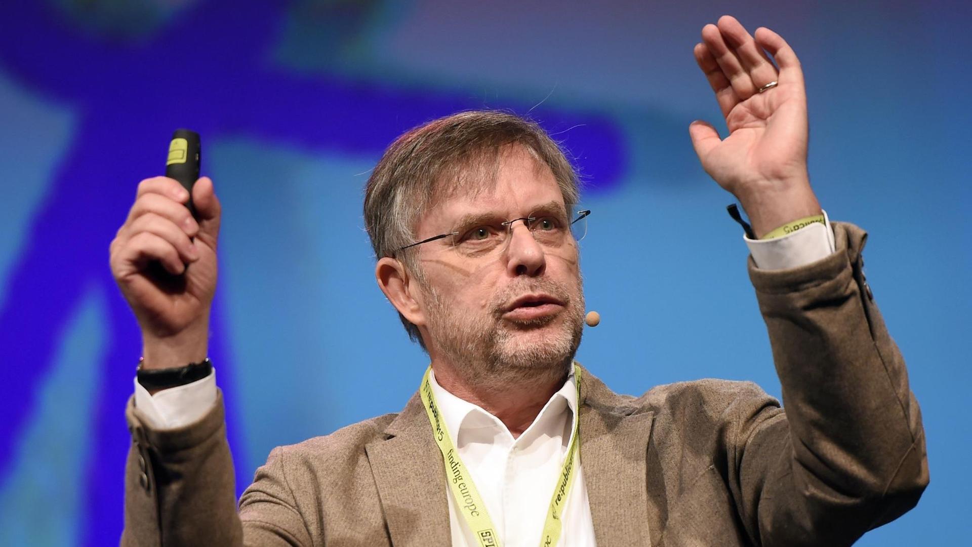 Der Mathematiker und Autor Gunter Dueck spricht am 06.05.2015 bei der Internetkonferenz Re:publica in Berlin. Der Mathematiker und Autor Gunter Dueck spricht am 06.05.2015 bei der Internetkonferenz Re:publica in Berlin.