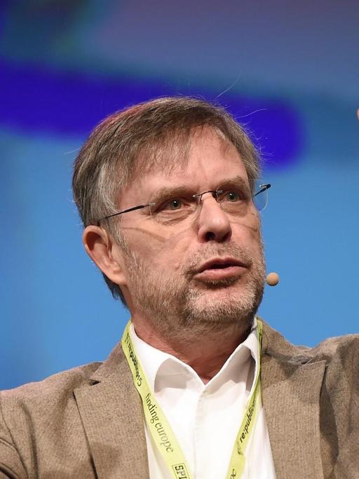 Der Mathematiker und Autor Gunter Dueck spricht am 06.05.2015 bei der Internetkonferenz Re:publica in Berlin.
