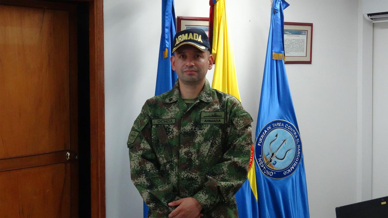 Kolumbiens Militärkräfte - wie Kapitän Ocha, aufgenommen in Uniform vor drei Flaggen - kämpfen gegen Drogenbanden.