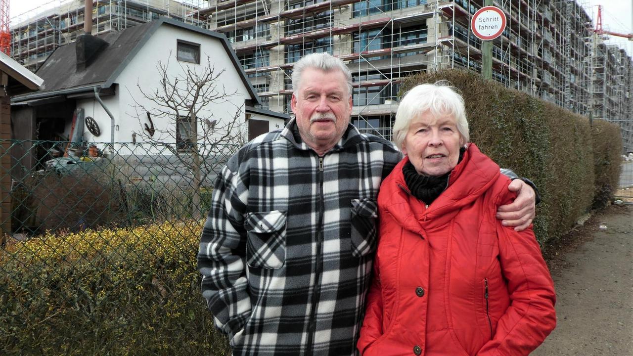 Die beiden Kleingärtner Peter Beloch und Heidemarie Kaap, Kleingärtner stehen in einer Kleingartenkolonie vor einem Zaun. Die beiden Kleingärtner Peter Beloch und Heidemarie Kaap, Kleingärtner stehen in einer Kleingartenkolonie vor einem Zaun.