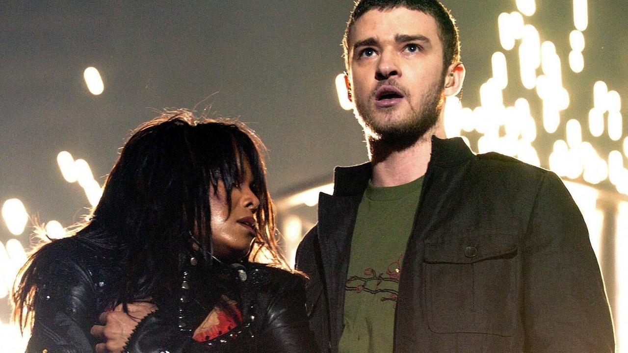 Die Sängerin Janet Jackson bedeckt am 1.2.2004 bei der Show in der Halbzeitpause des Super Bowl ihre rechte Brust, die beim Duett mit US-Sänger Justin Timberlake sichtbar geworden ist. Timberlake hatte ihr das Bustier heruntergerissen - natürlich unabsichtlich. Die Sängerin Janet Jackson bedeckt am 1.2.2004 bei der Show in der Halbzeitpause des Super Bowl ihre rechte Brust, die beim Duett mit US-Sänger Justin Timberlake sichtbar geworden ist. Timberlake hatte ihr das Bustier heruntergerissen - natürlich unabsichtlich.
