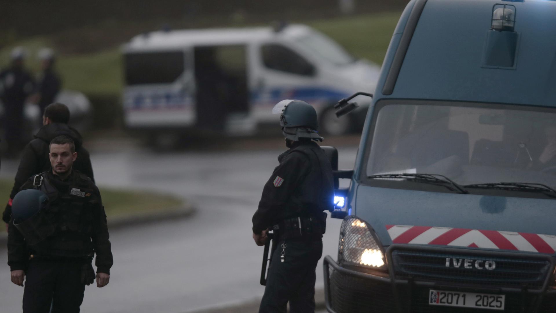 Großeinsatz der Polizei im Raum Paris gegen die Charlie-Hebdo-Attentäter Großeinsatz der Polizei im Raum Paris gegen die Charlie-Hebdo-Attentäter